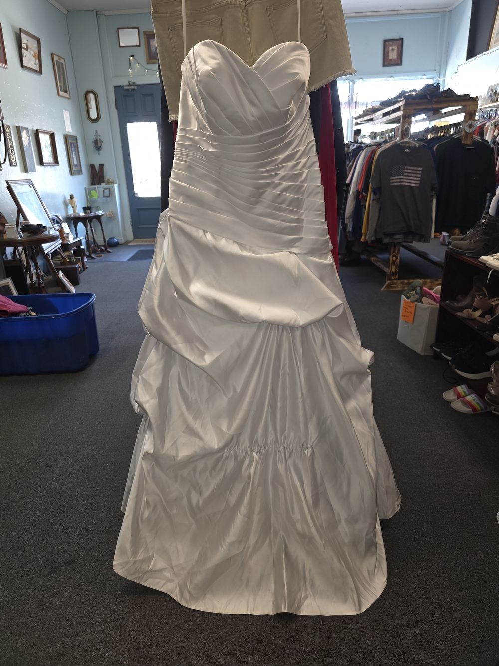 Davids Bridal White Strapless Ruched Satin Wedding Gown/Head Piece